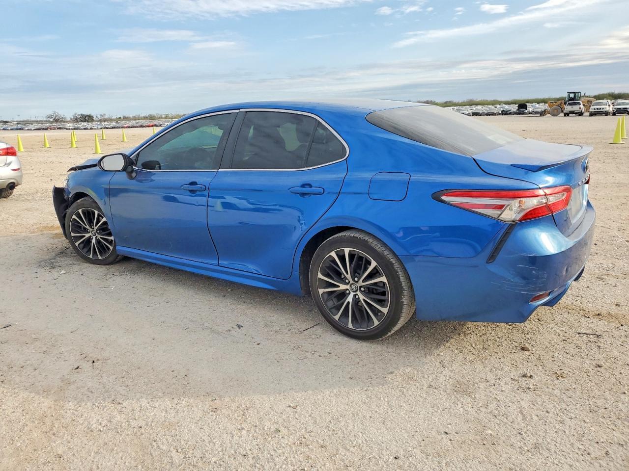 2018 Toyota Camry - Фото 2