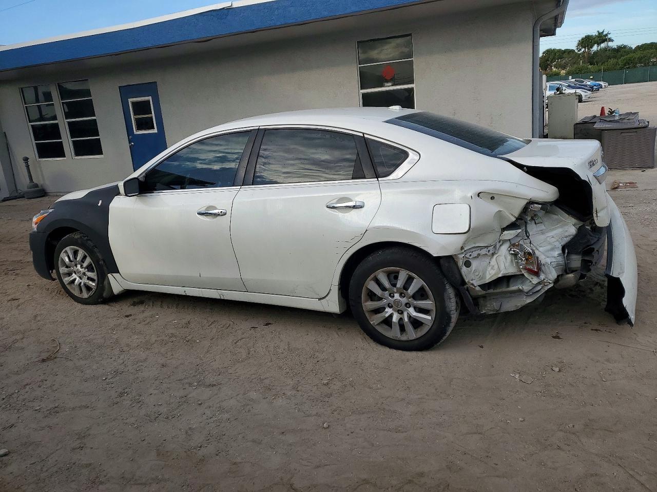 2014 Nissan Altima 2.5 S - Фото 2