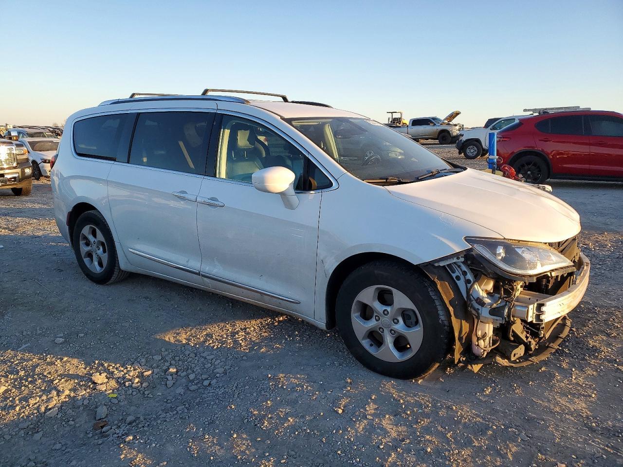 2017 Chrysler Pacifica Touring L Plus - Фото 4