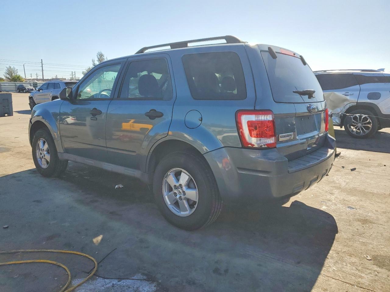 2010 Ford Escape Xlt - Image 2