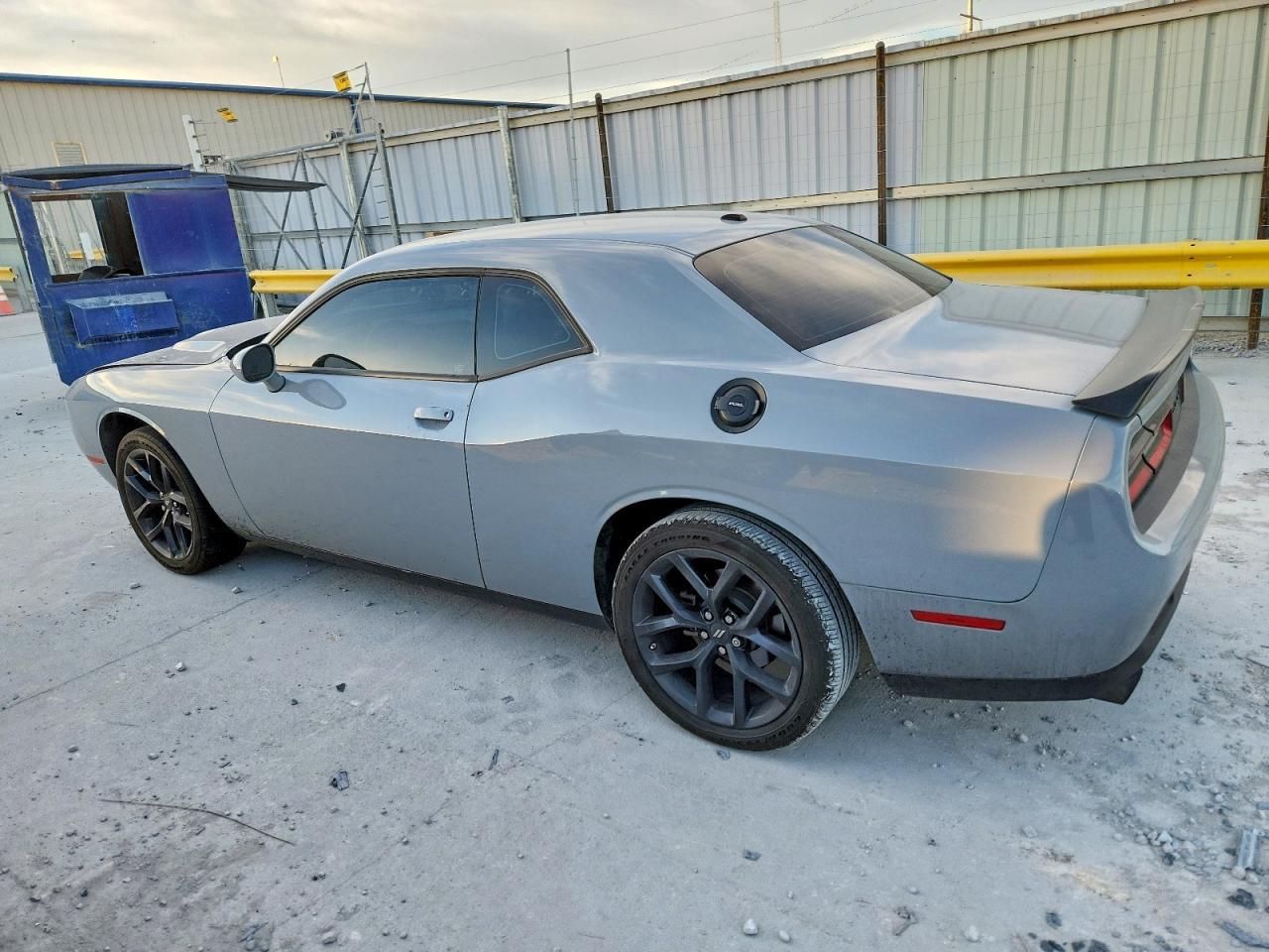 2022 Dodge Challenger Sxt - Фото 2