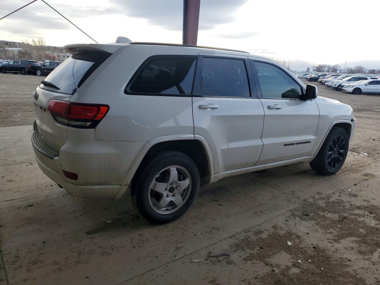 2018 Jeep Grand Cherokee Laredo - Image 3