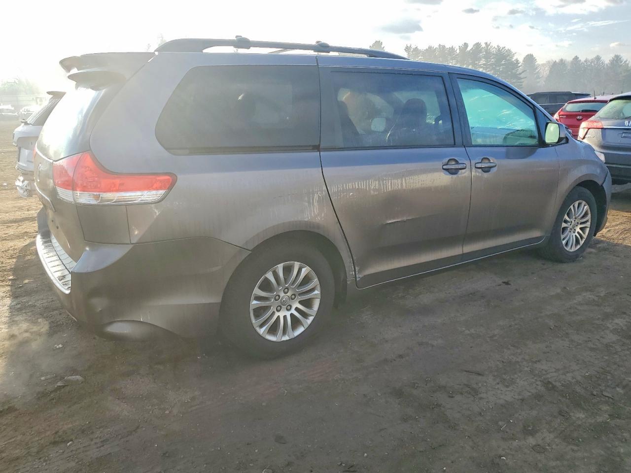 2011 Toyota Sienna Xle - Фото 3