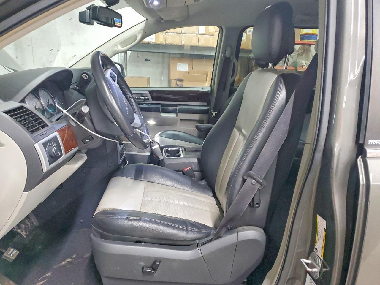 2010 Chrysler Town & Country Touring Plus - Image 7