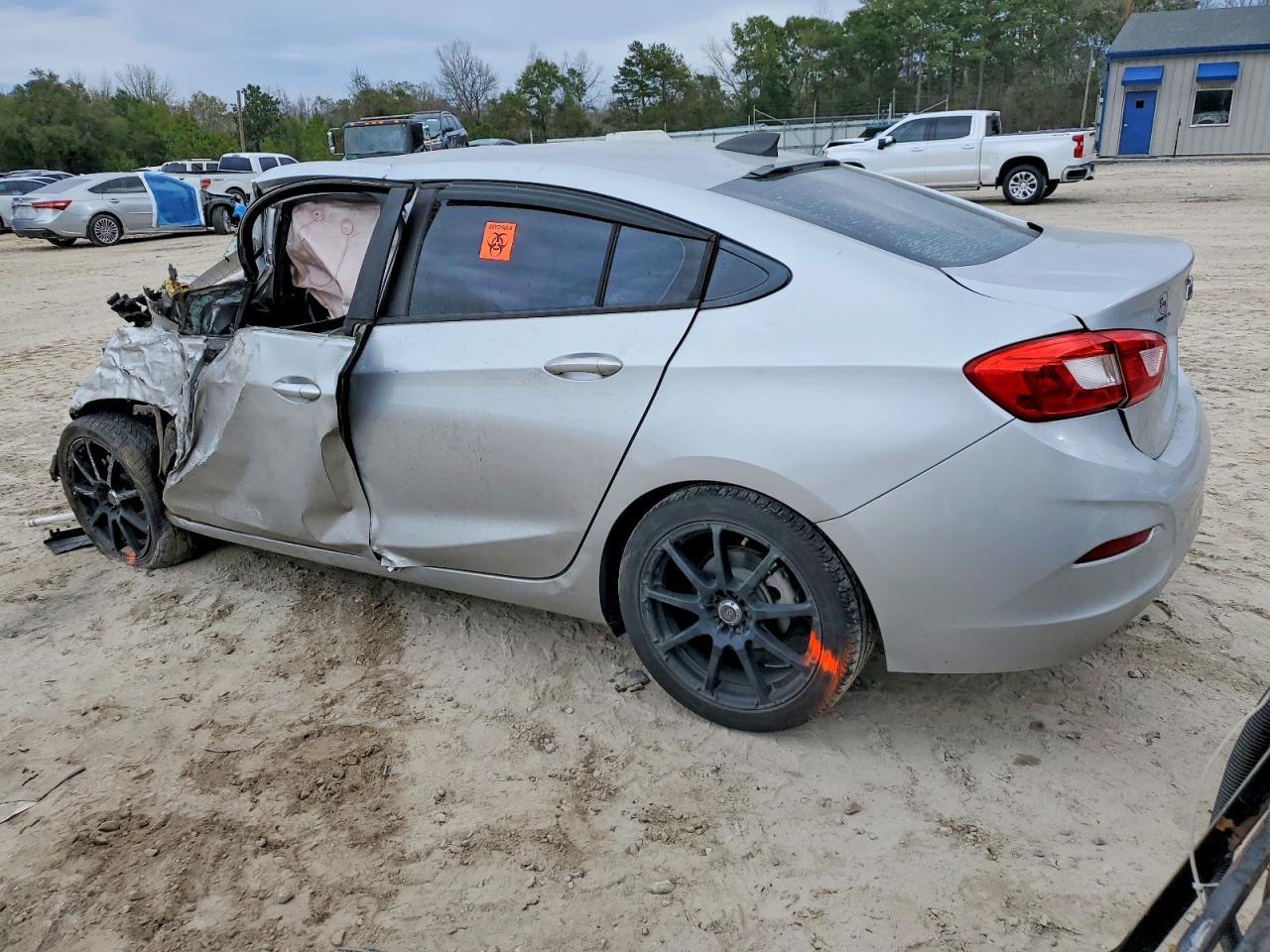 2017 Chevrolet Cruze Ls - Фото 2