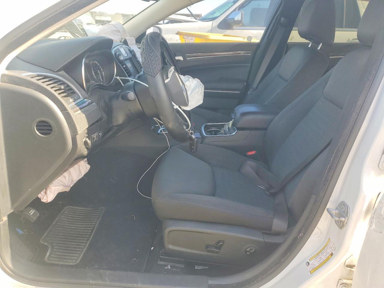 2020 Chrysler 300 Touring - Фото 7