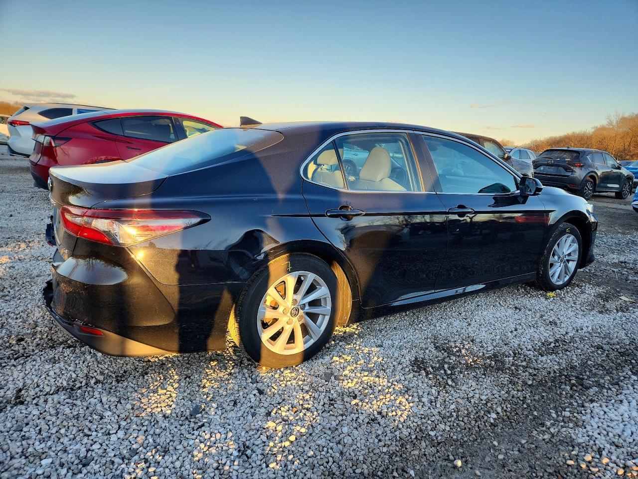 2021 Toyota Camry Le - Фото 3