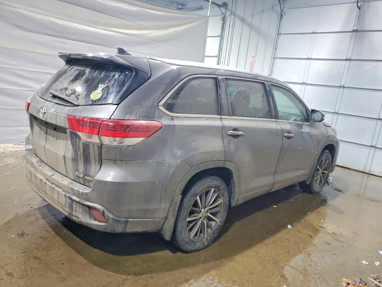 2017 Toyota Highlander Se - Фото 3