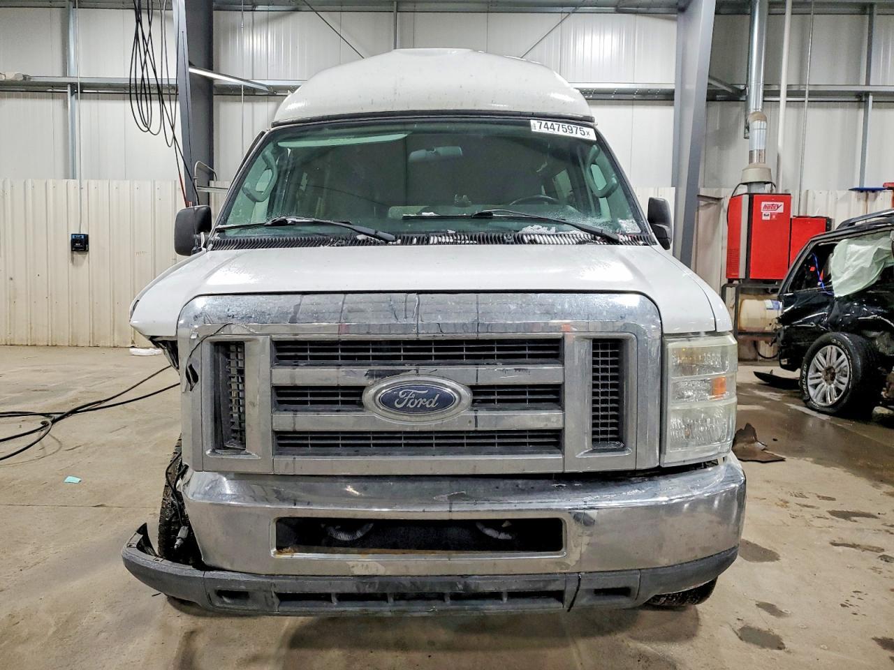2010 Ford Econoline E350 Super Duty Wagon - Фото 5