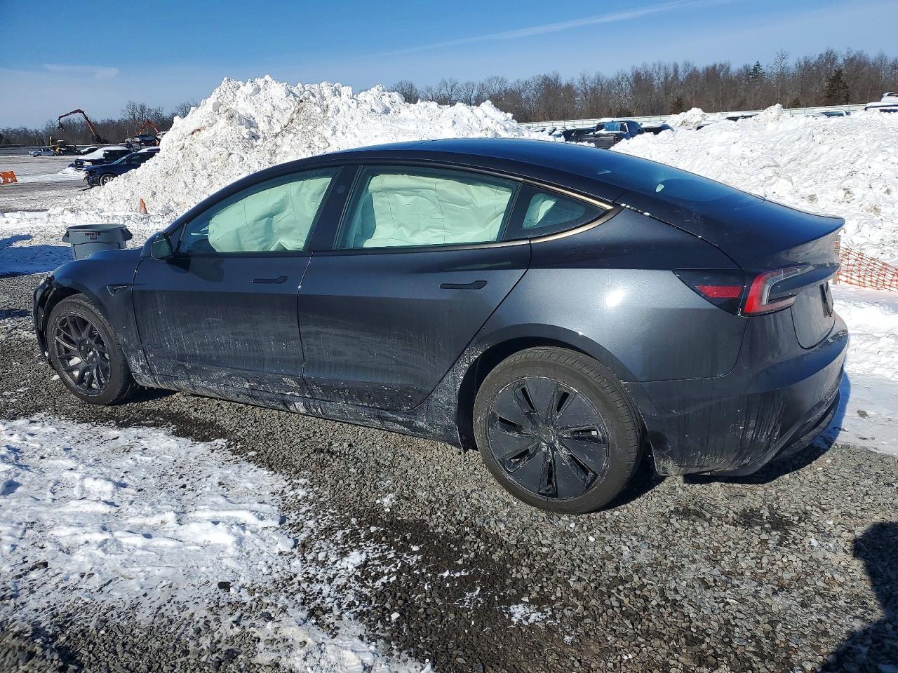 2025 Tesla Model 3 - Фото 2