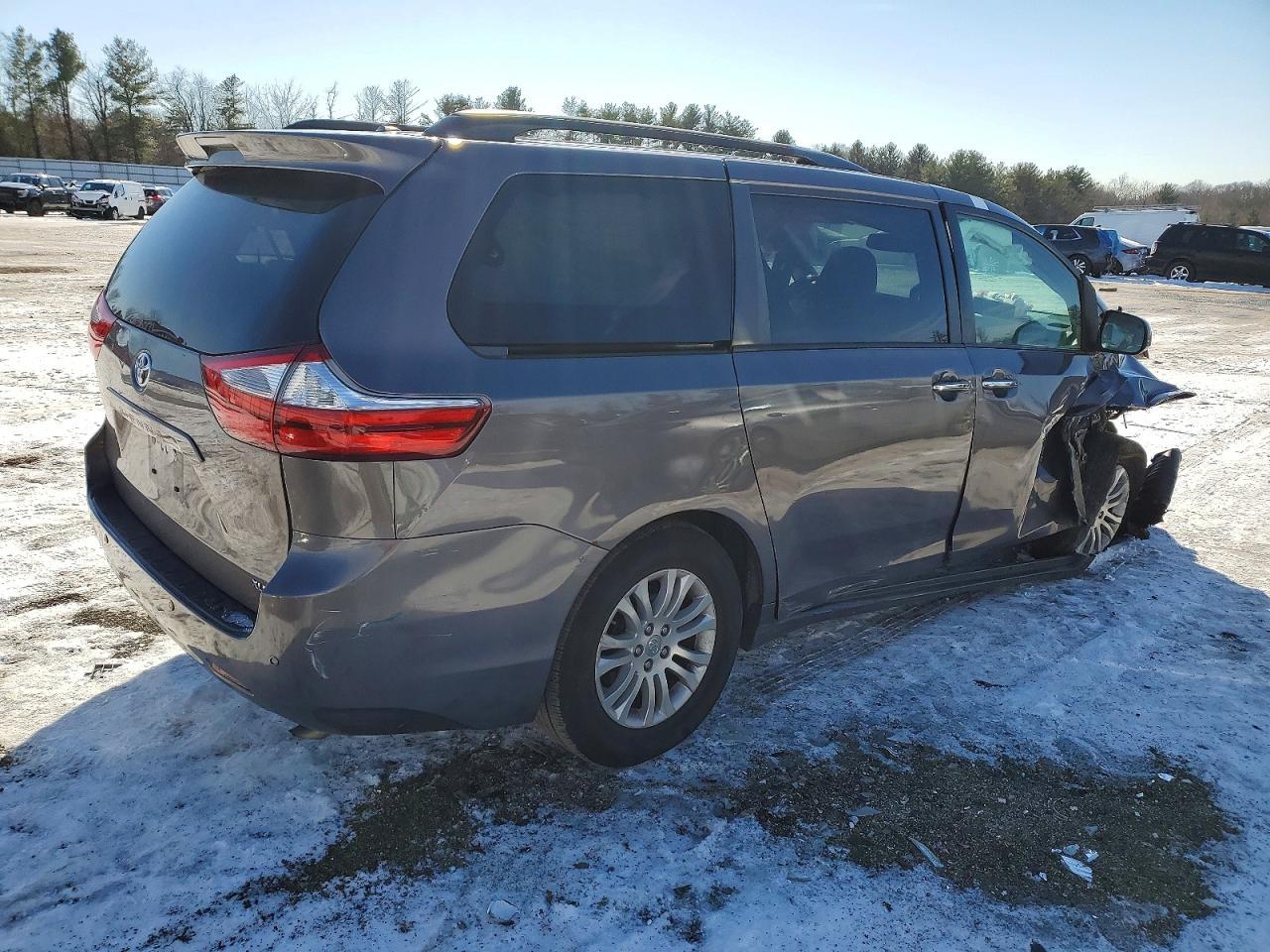 2017 Toyota Sienna - Image 3