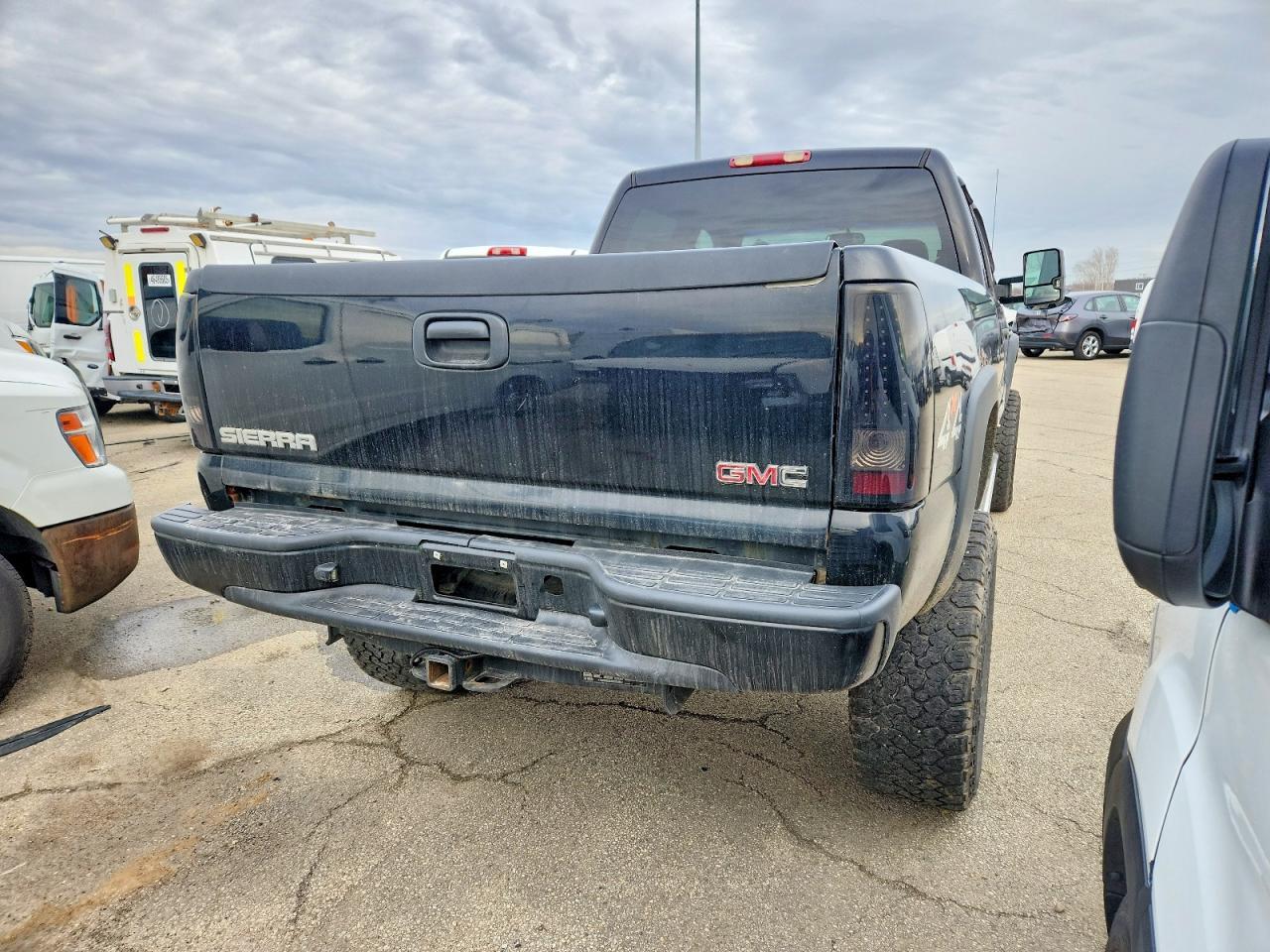 2003 GMC Sierra K2500 Heavy Duty - Image 3