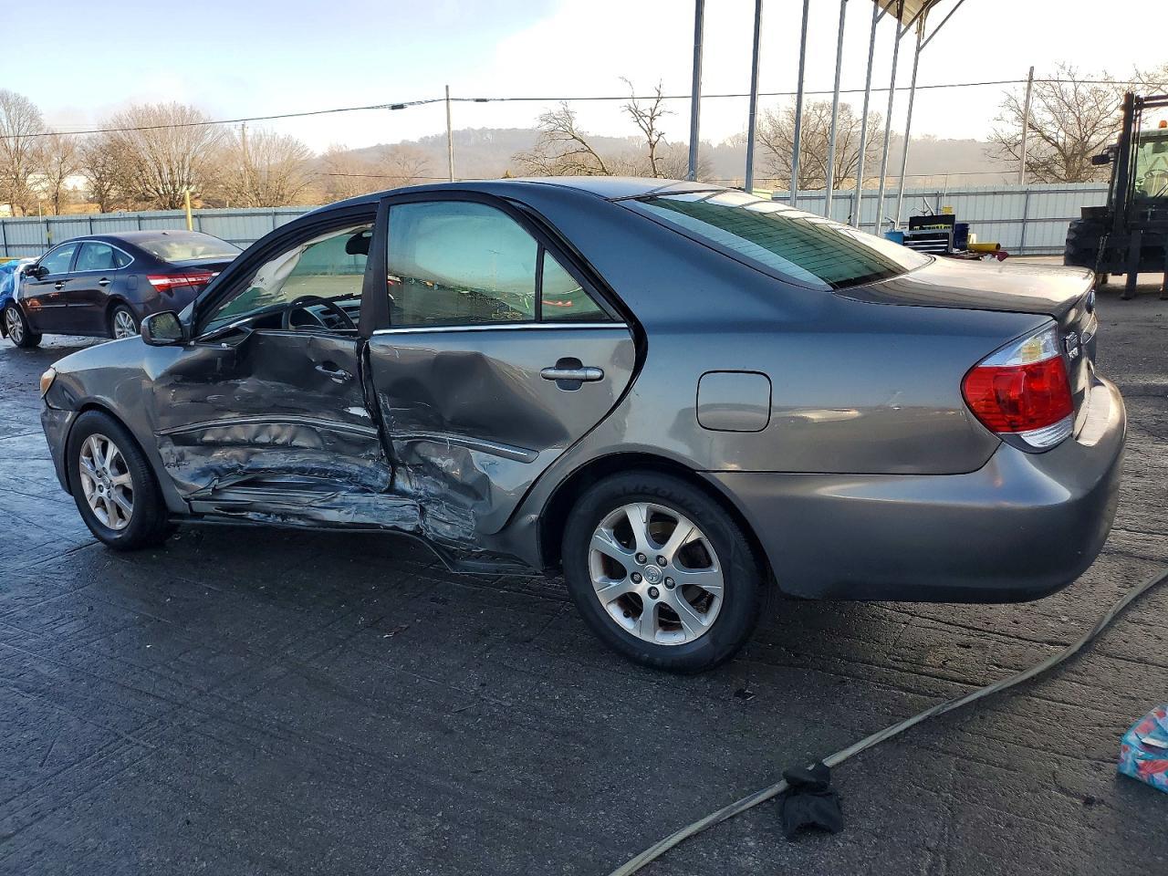 2005 Toyota Camry Le - Фото 2