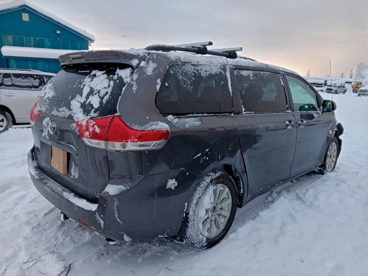 2011 Toyota Sienna Le - Фото 3