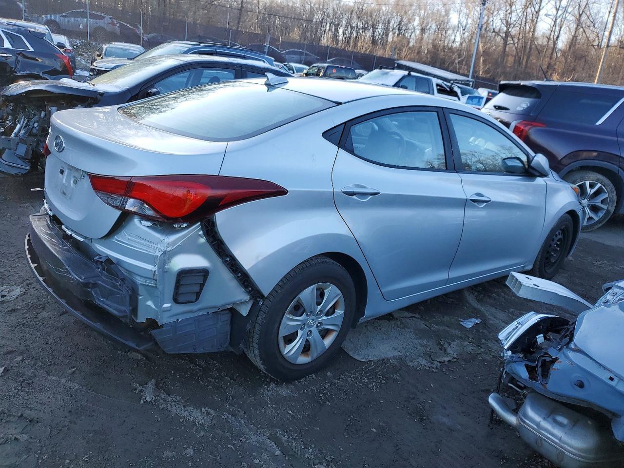 2016 Hyundai Elantra Se - Image 3