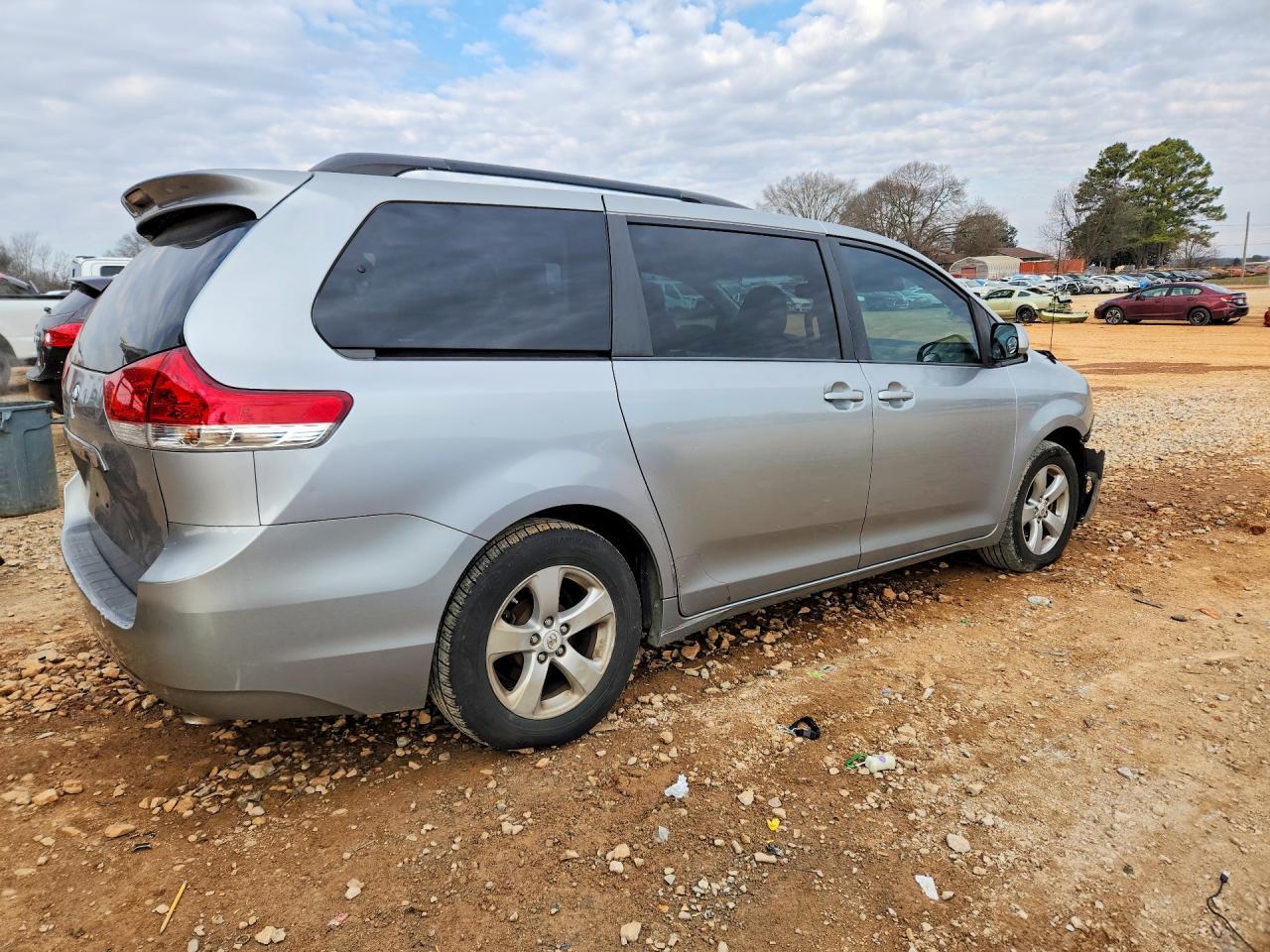 2011 Toyota Sienna Le - Фото 3