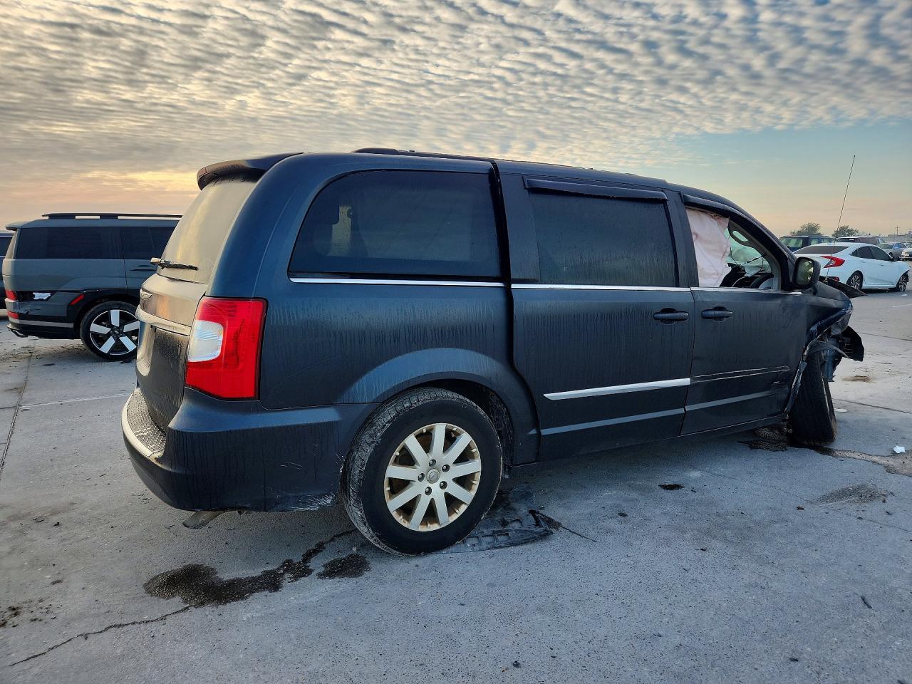 2014 Chrysler Town & Country Touring - Фото 3