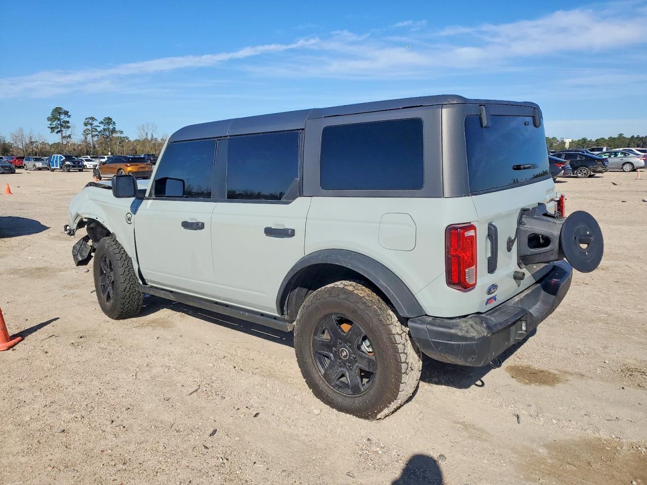 2024 Ford Bronco Black Diamond - Image 2