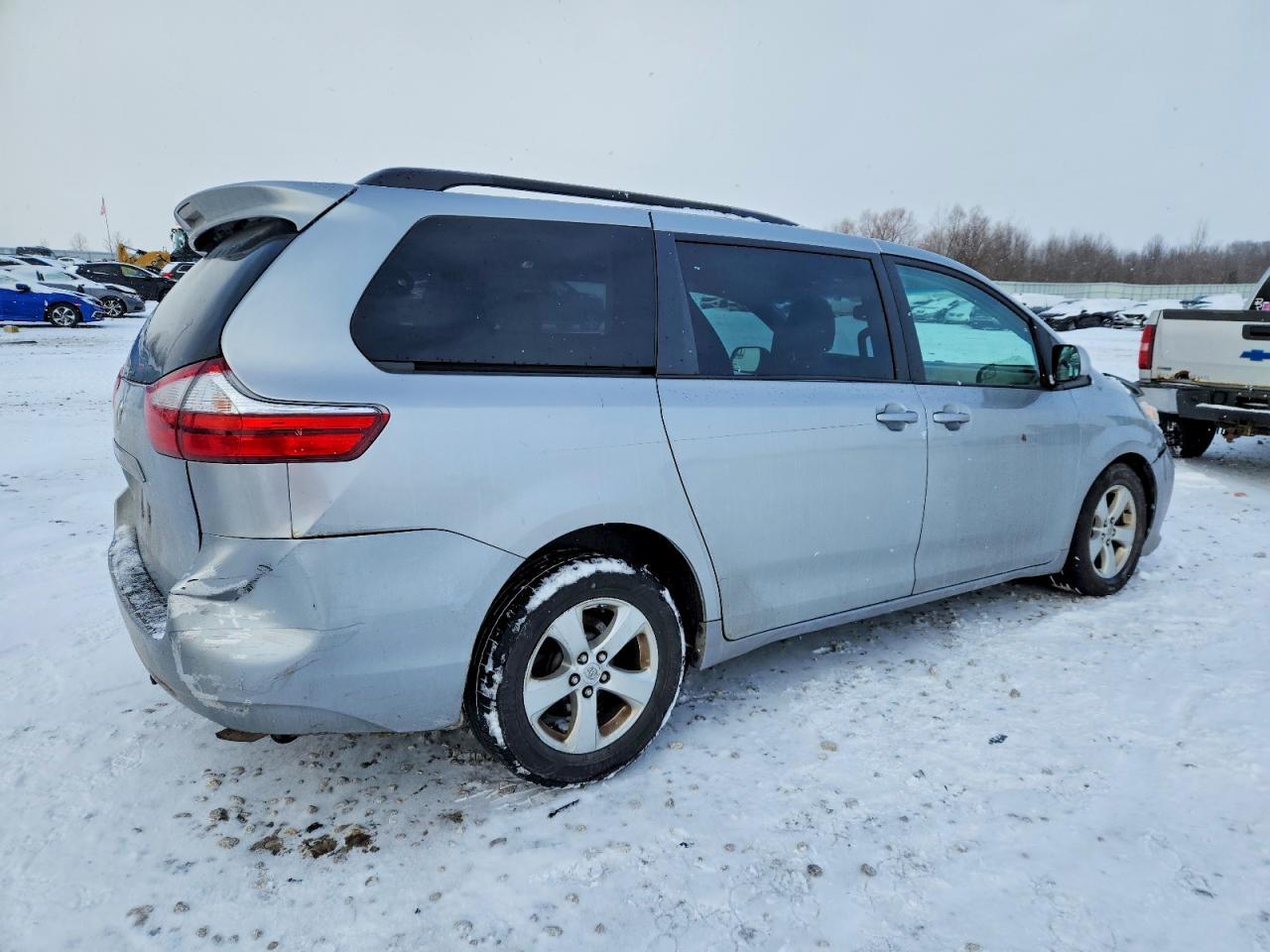 2015 Toyota Sienna Le - Image 3
