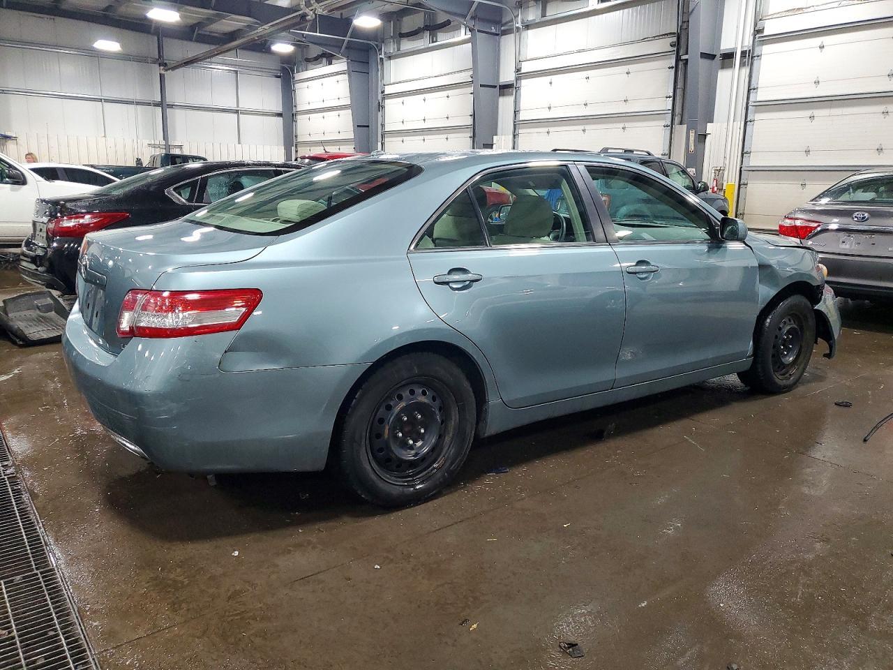 2011 Toyota Camry Le - Фото 3