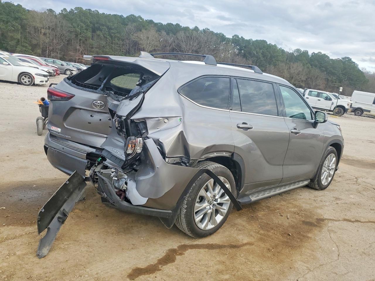 2025 Toyota Highlander Le - Image 3