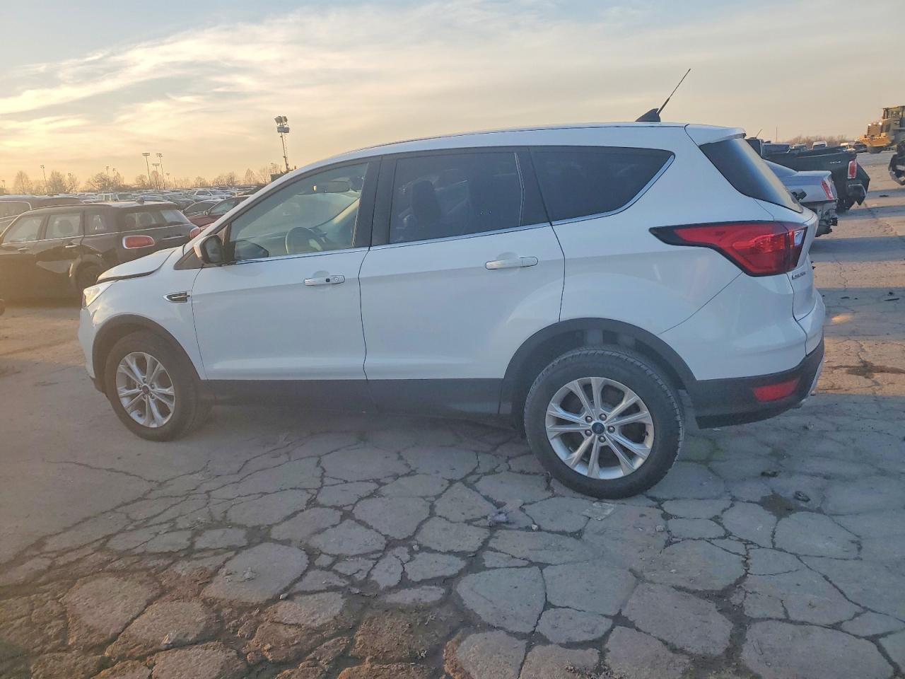 2019 Ford Escape Se - Фото 2