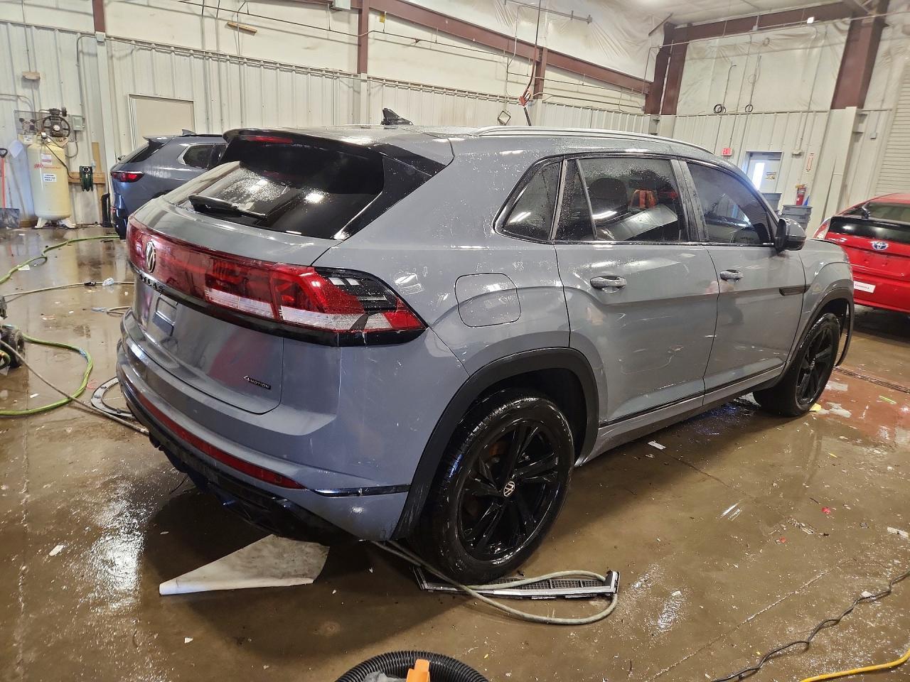 2024 Volkswagen Atlas Cross Sport Sel R-Line - Фото 3