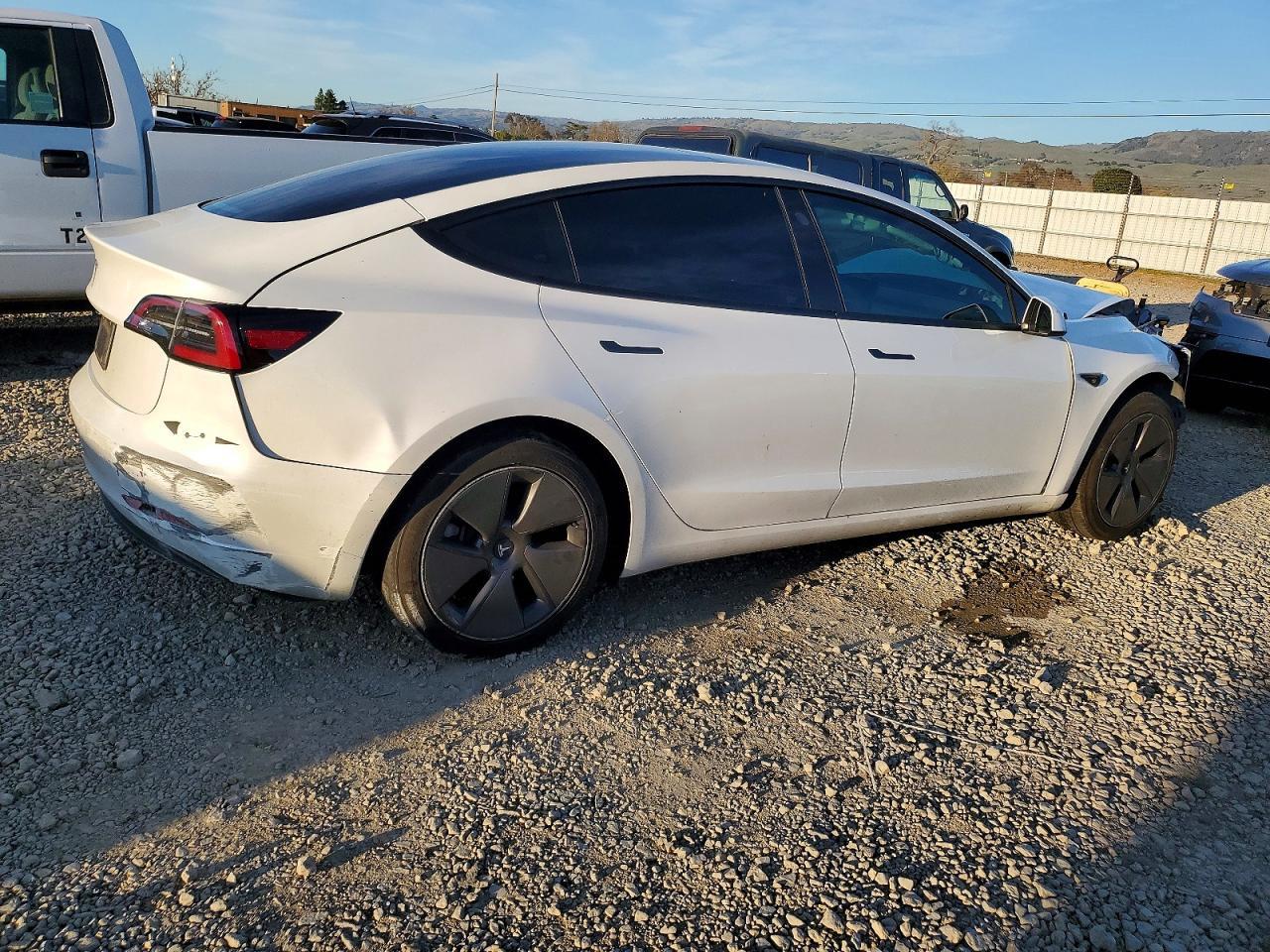 2023 Tesla Model 3 - Фото 3