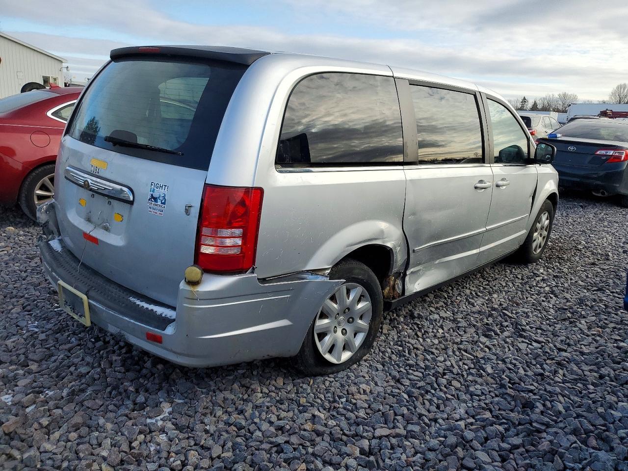 2010 Chrysler Town & Country Lx - Image 3