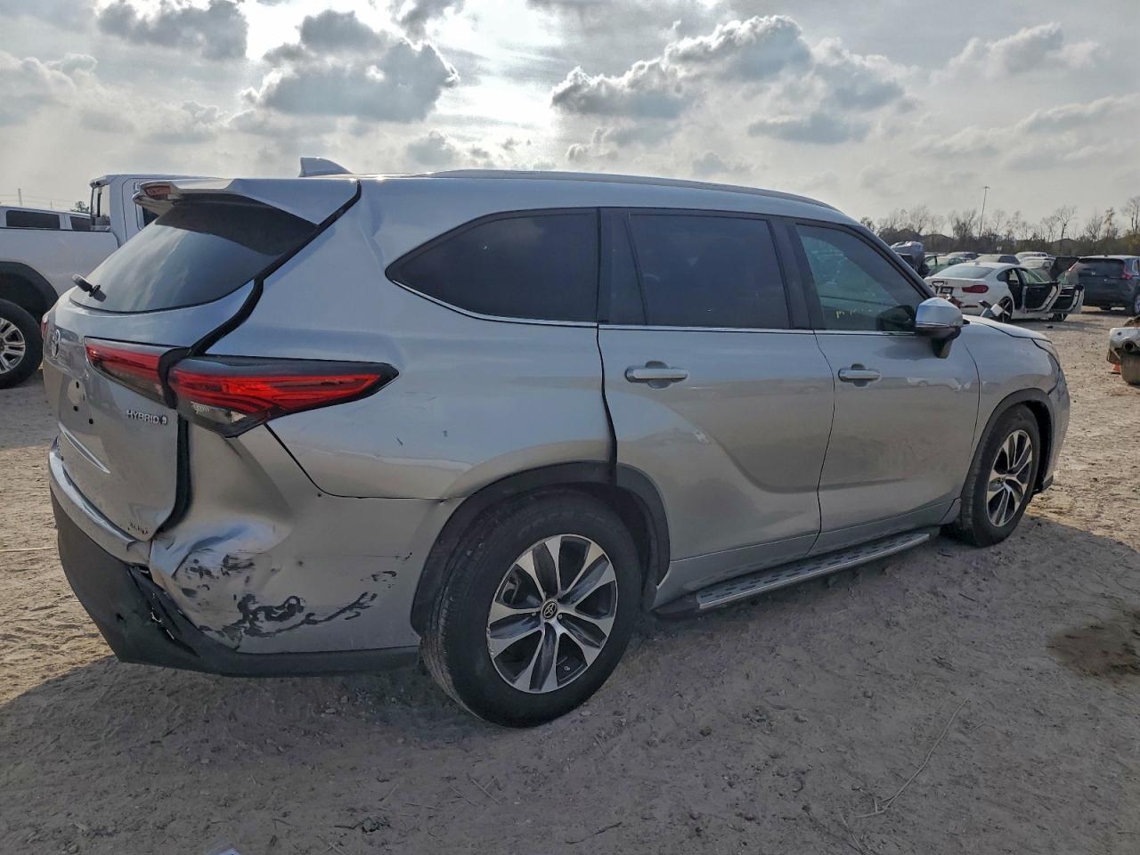 2022 Toyota Highlander Hybrid Xle - Image 3