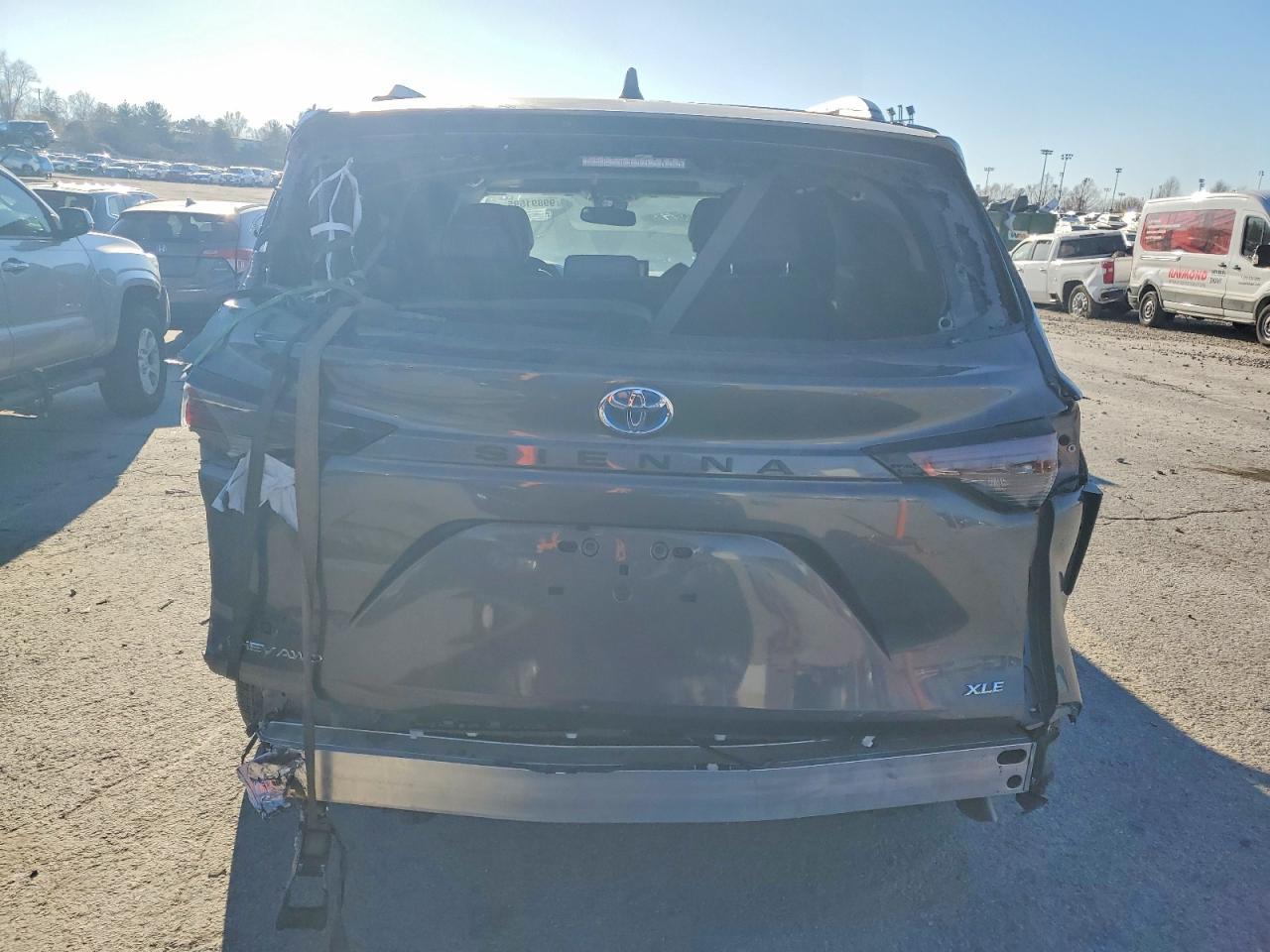 2025 Toyota Sienna Xle - Image 6