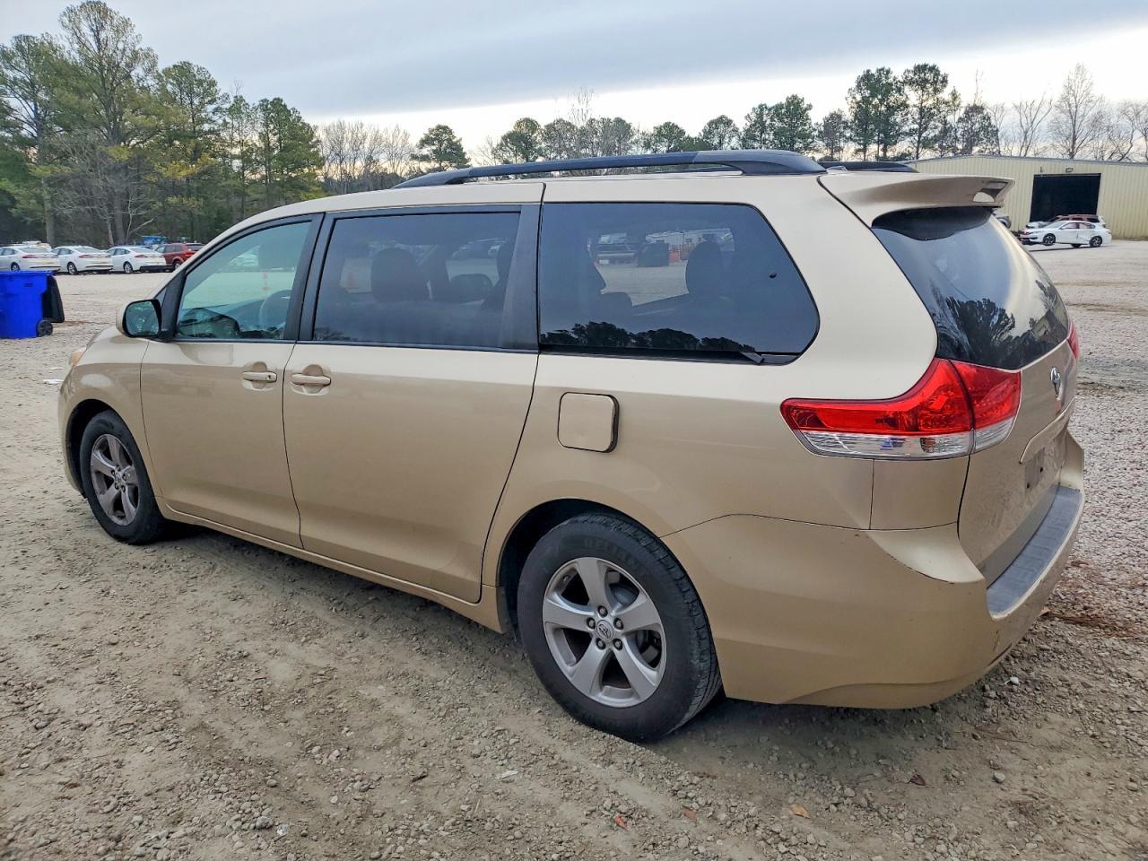 2011 Toyota Sienna Le - Image 2