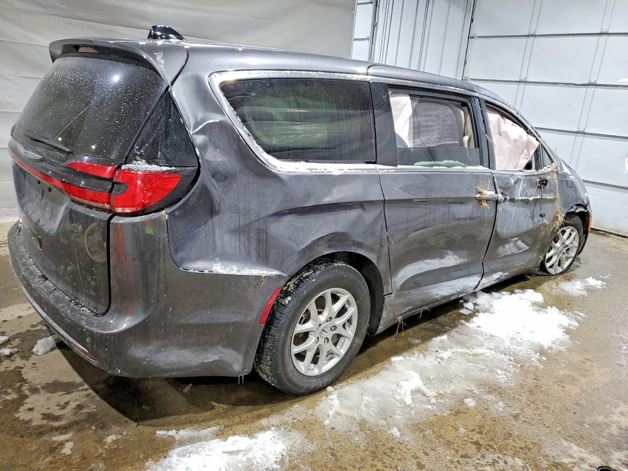 2023 Chrysler Pacifica Touring L - Image 3