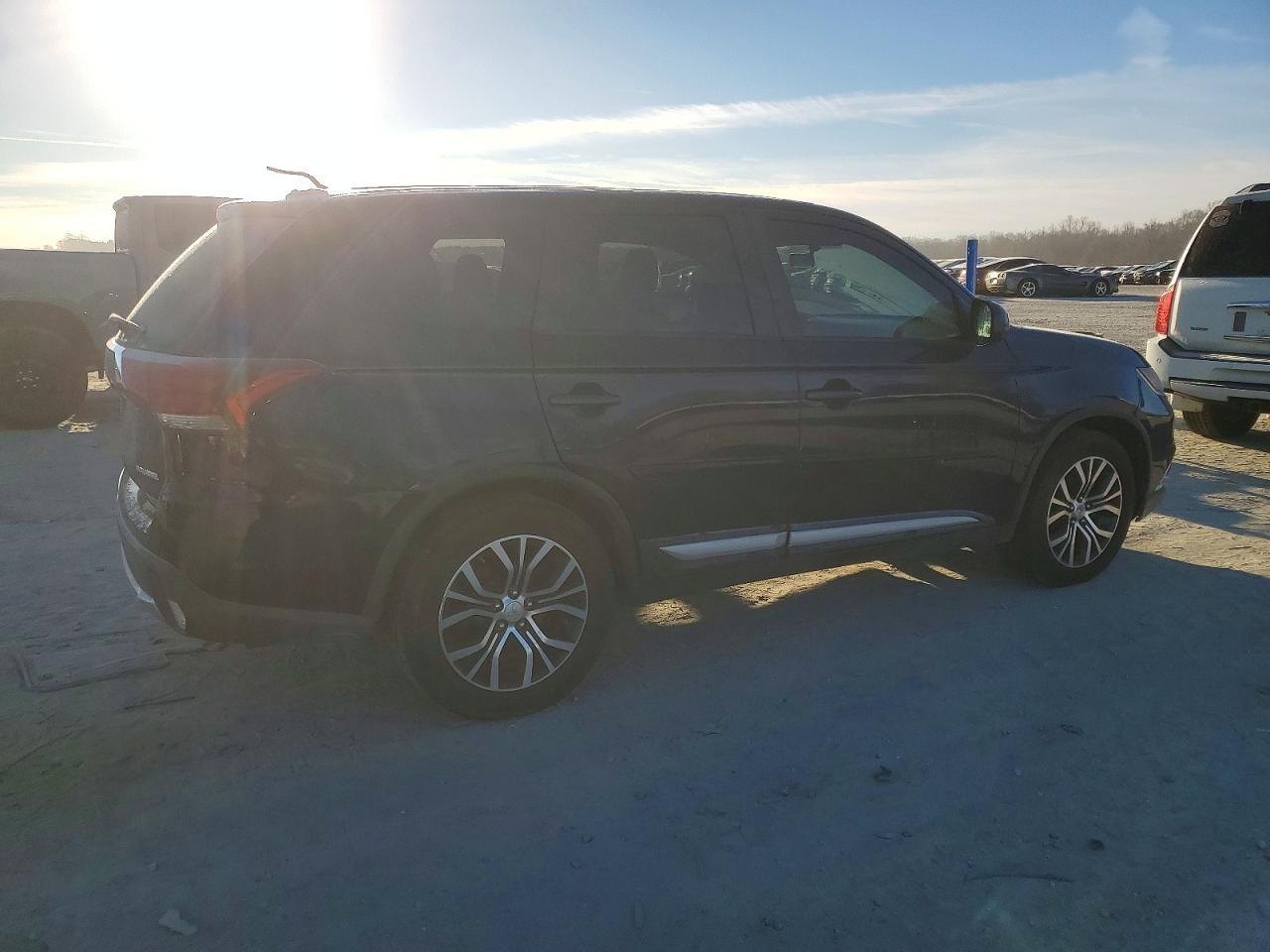 2016 Mitsubishi Outlander Es - Image 3