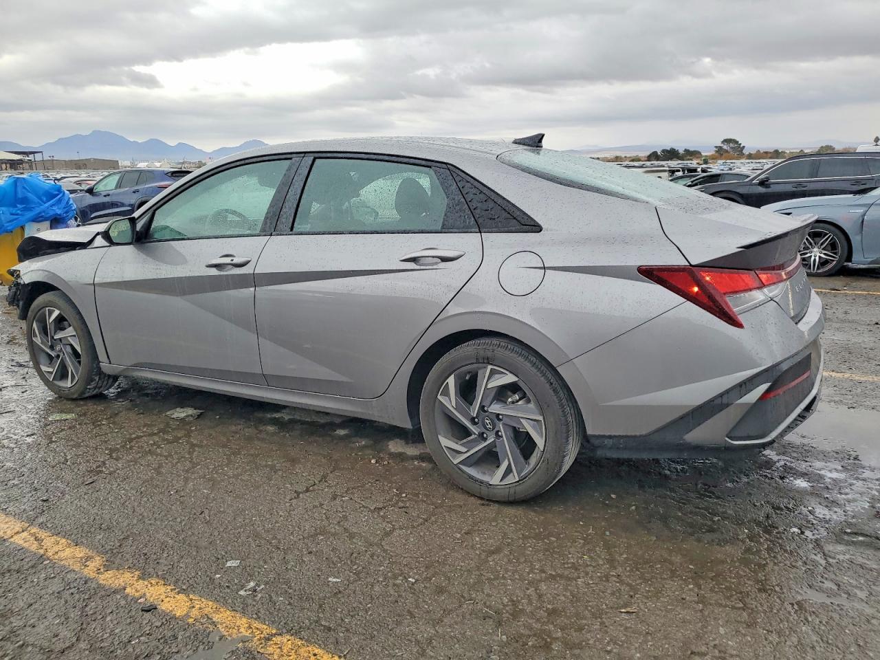 2025 Hyundai Elantra Sel Sport - Image 2