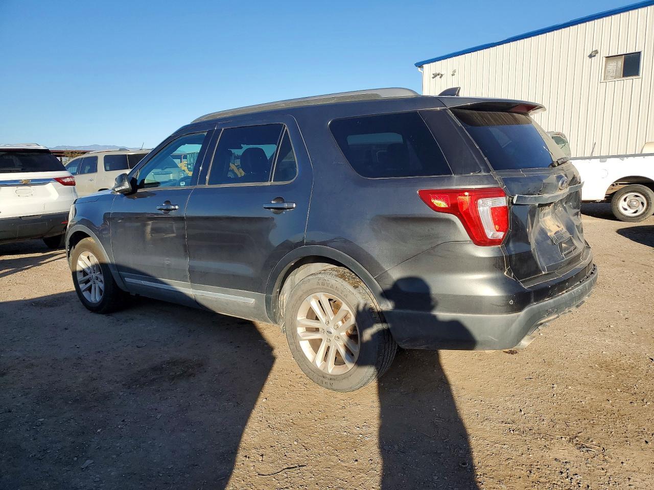 2017 Ford Explorer Xlt - Фото 2