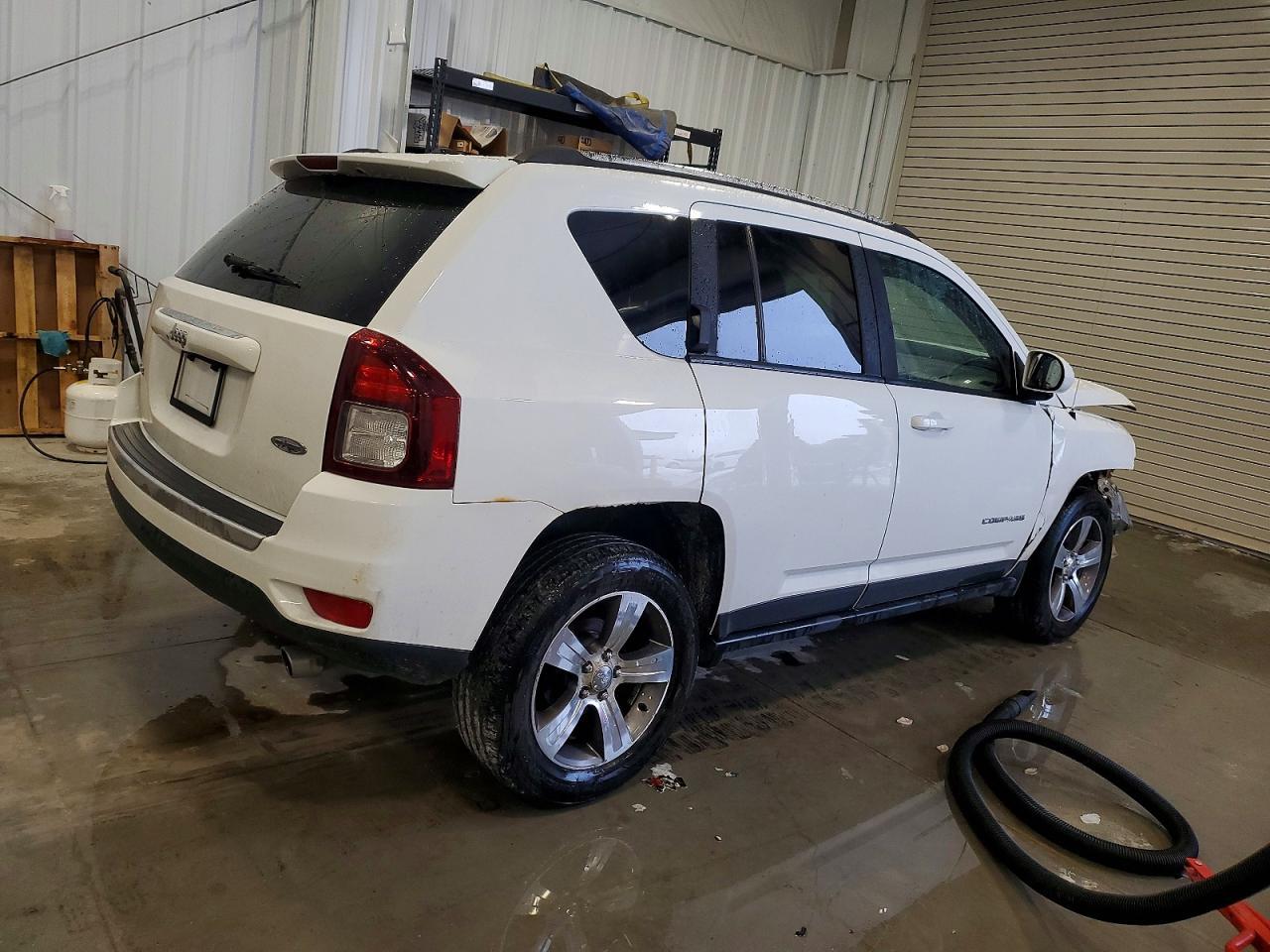 2016 Jeep Compass Latitude - Image 3