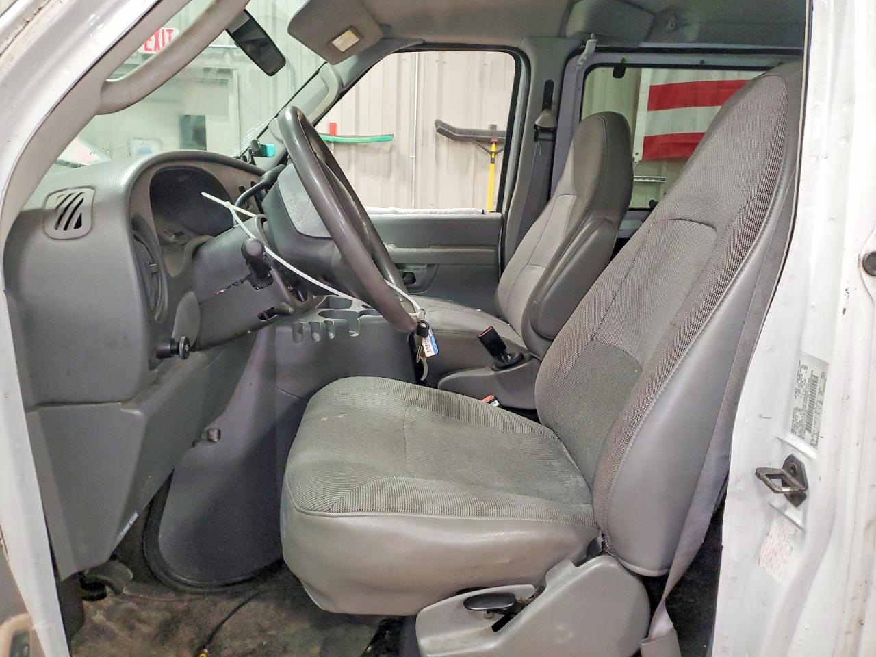 2003 Ford Econoline E350 Super Duty Wagon - Фото 7