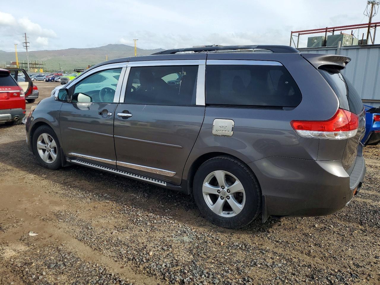 2013 Toyota Sienna - Фото 2