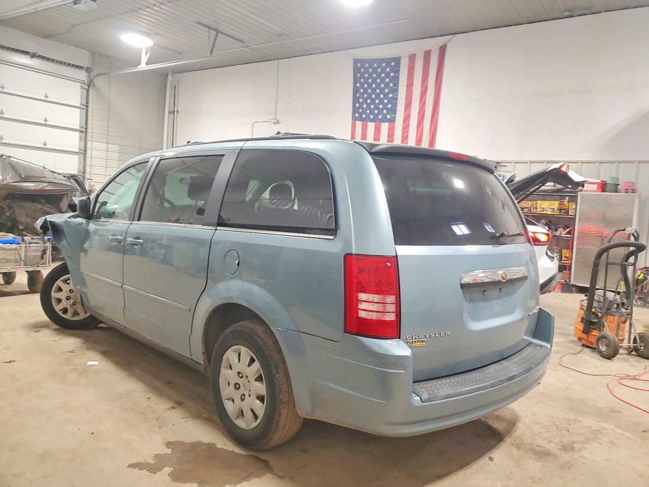 2010 Chrysler Town & Country Lx - Фото 2