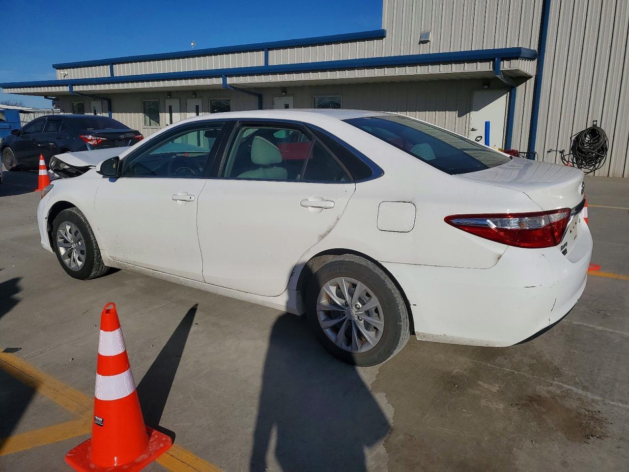 2015 Toyota Camry Le - Image 2