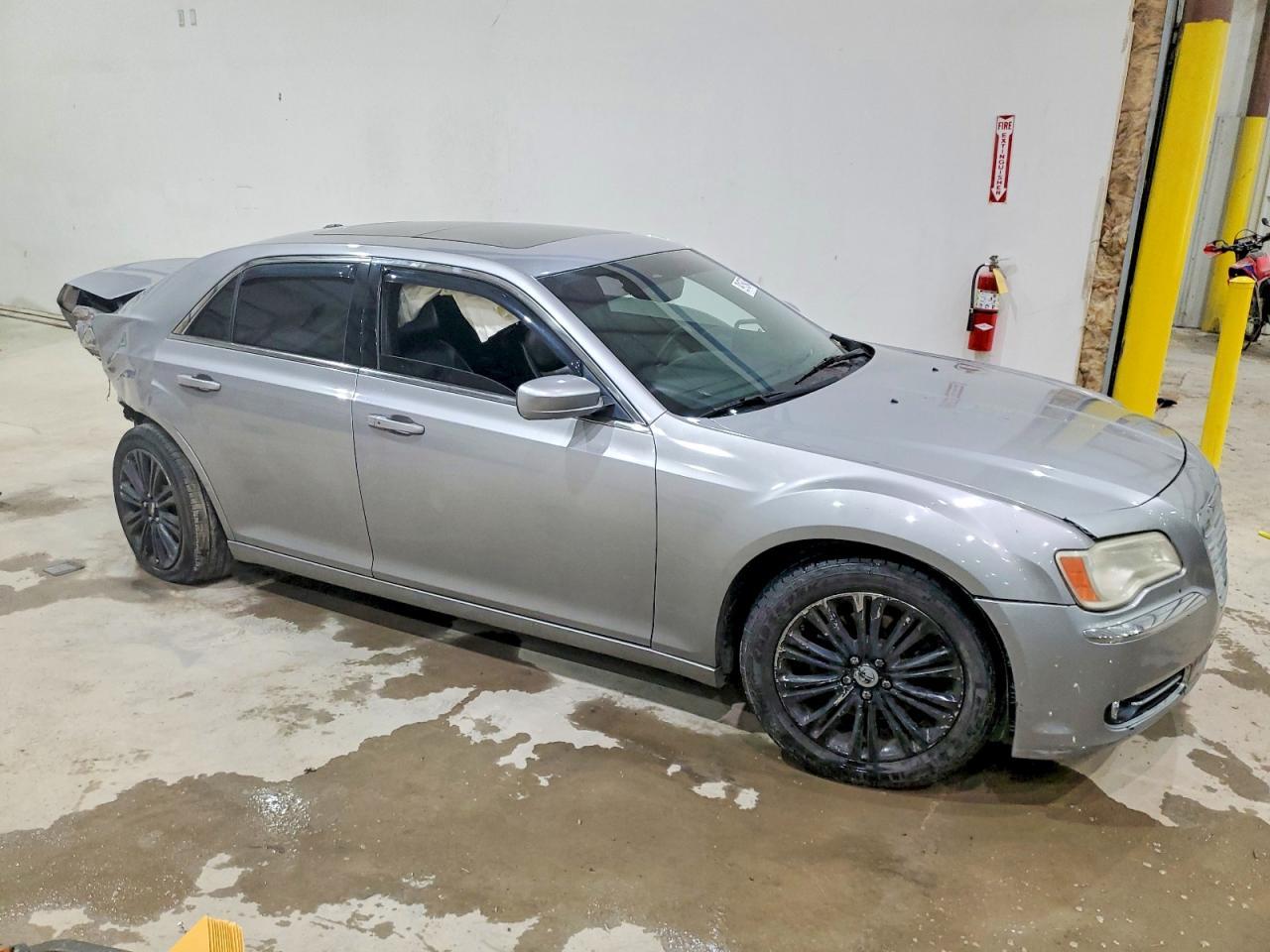 2014 Chrysler 300 - Image 4