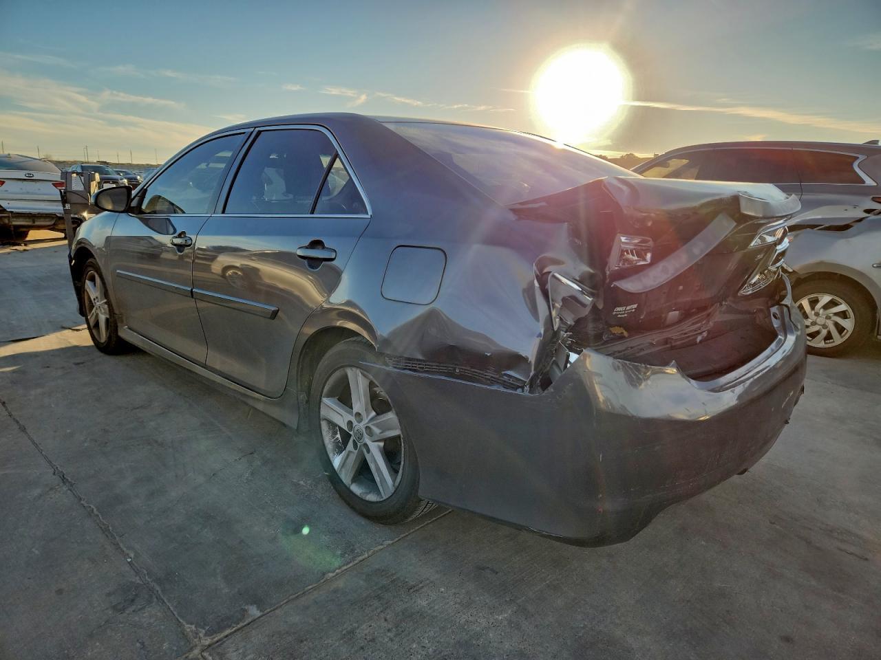 2014 Toyota Camry L - Фото 2