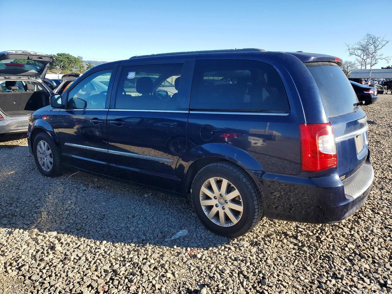 2016 Chrysler Town & Country Touring - Image 2