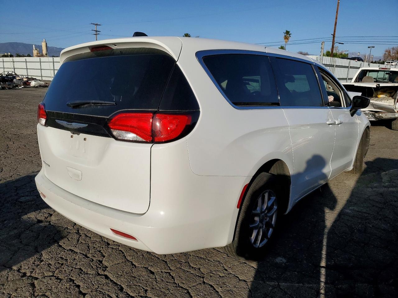 2024 Chrysler Voyager Lx - Фото 3
