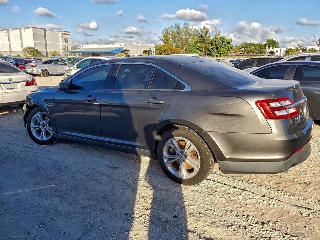 2017 Ford Taurus Se - Фото 2