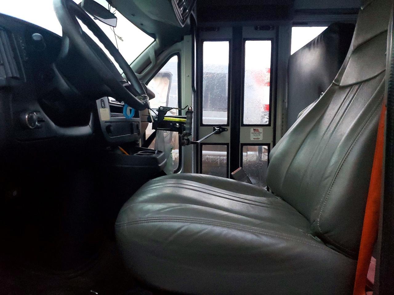 2017 Chevrolet Express G4500 - Фото 7