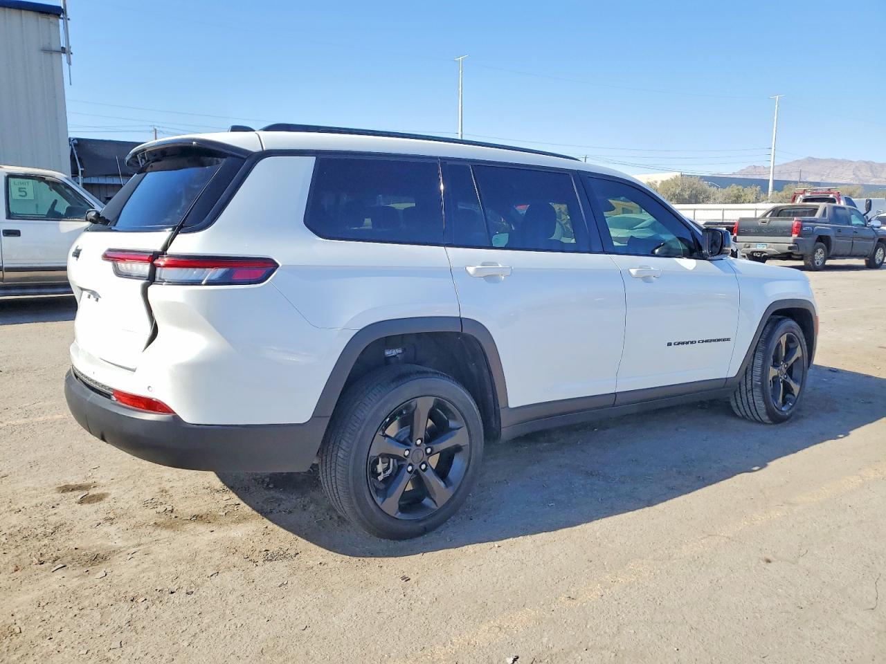 2025 Jeep Grand Cherokee L Laredo - Image 3