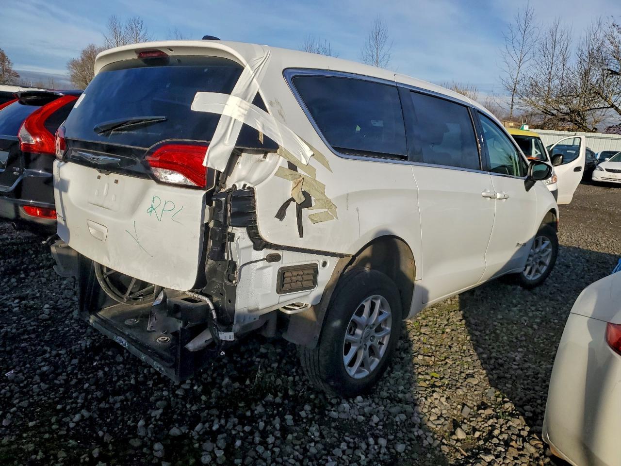 2023 Chrysler Voyager Lx - Image 3