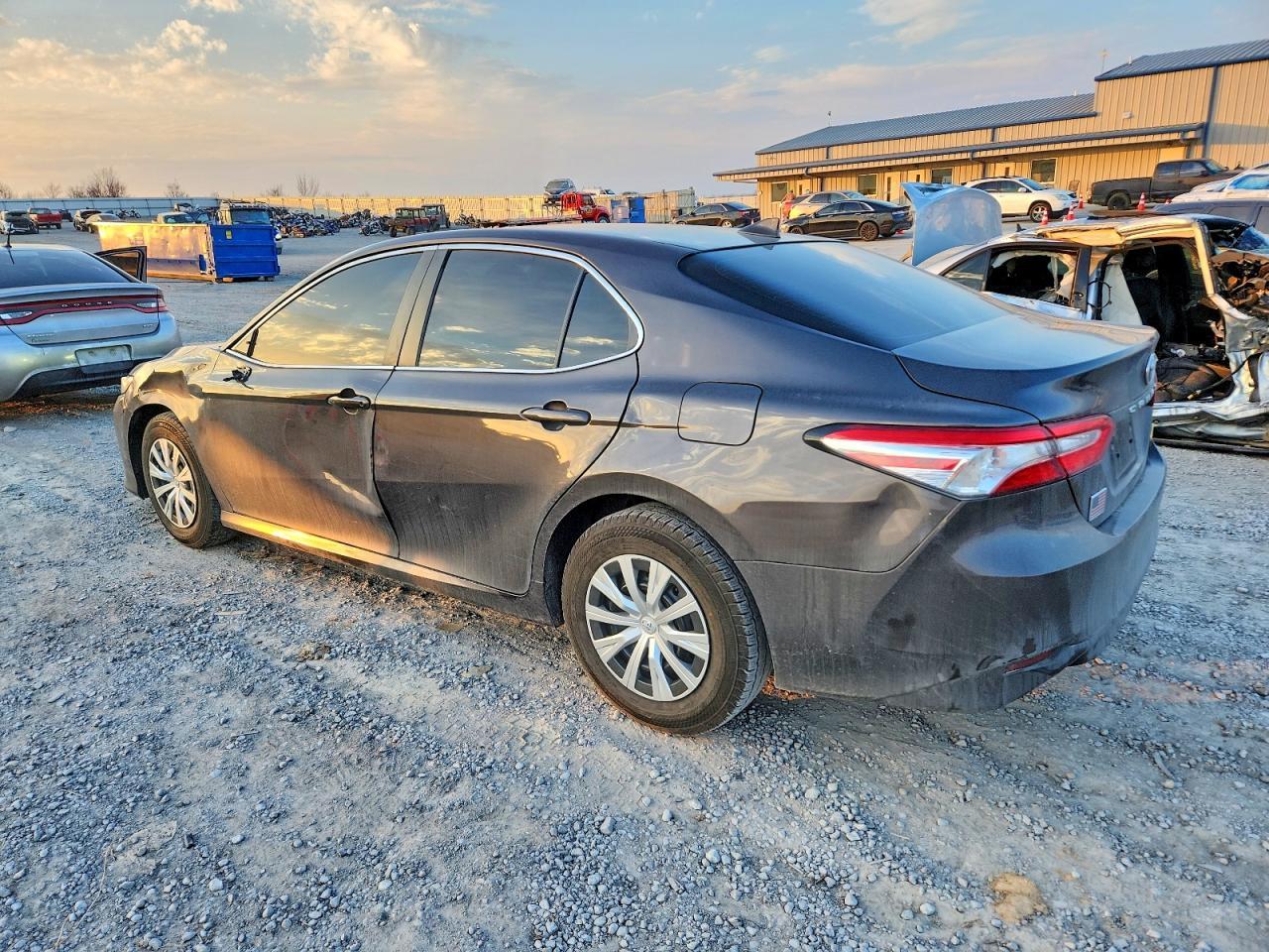 2019 Toyota Camry Le - Фото 2